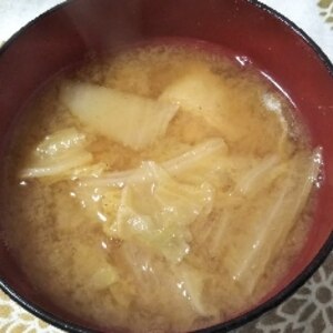 油揚げと白菜のお味噌汁